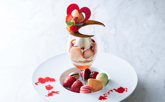 フレンチコースのデザートにいちごのパフェが登場イメージ