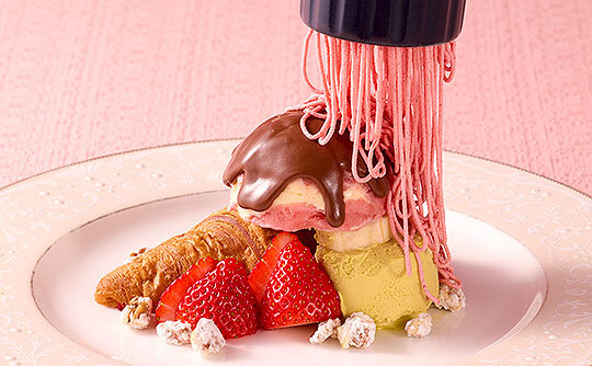 目の前で仕上げる「しぼりたてモンブラン」イメージ